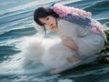 时尚潮流系巨乳校花，穿着时髦，站在城市街头，潮流感十足